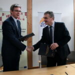 Podpisanie umowy w Centrum Geoedukacji na rozbudowę infrastruktury turystycznej na Kadzielni i Wietrzni a także budowę oczek wodnych w Ogrodzie Botanicznym. Na zdjęciu: Adam Jarubas - Marszałek Województwa Świętokrzyskiego, Wojciech Lubawski - Prezydent Miasta Kielce i Elżbieta Czajkowska - Dyrektor Centrum Geoedukacji / Marzena Mąkosa / Radio Kielce