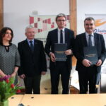 Podpisanie umowy w Centrum Geoedukacji na rozbudowę infrastruktury turystycznej na Kadzielni i Wietrzni a także budowę oczek wodnych w Ogrodzie Botanicznym. Adam Jarubas - Marszałek Województwa Świętokrzyskiego,