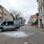 Miejsce, w którym podpalił się mężczyzna przed budynkiem Komendy Miejskiej Policji w Kielcach / Marzena Mąkosa / Radio Kielce