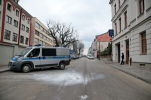 Miejsce, w którym podpalił się mężczyzna przed budynkiem Komendy Miejskiej Policji w Kielcach / Marzena Mąkosa / Radio Kielce