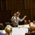 Próba generalna. Akademia Melomana - Dźwiękowisko w Filharmonii Świętokrzyskiej.  Na zdjęciu: Jacek Rogala - dyrygent / Marzena Mąkosa / Radio Kielce