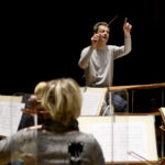 Próba generalna. Akademia Melomana - Dźwiękowisko w Filharmonii Świętokrzyskiej. Na zdjęciu: Jacek Rogala - dyrygent / Marzena Mąkosa / Radio Kielce