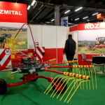 XXIV Międzynarodowe Targi Techniki Rolniczej AGROTECH. Przetrząsacz dwuwirnikowy OZ-272 / Marzena Mąkosa / Radio Kielce