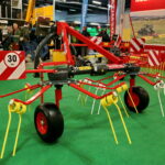 XXIV Międzynarodowe Targi Techniki Rolniczej AGROTECH. Przetrząsacz dwuwirnikowy OZ-272 / Marzena Mąkosa / Radio Kielce