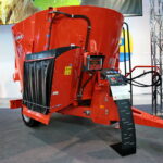 XXIV Międzynarodowe Targi Techniki Rolniczej AGROTECH. Wóz paszowy z jednym pionowym ślimakiem  / Marzena Mąkosa / Radio Kielce