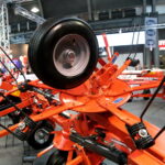 XXIV Międzynarodowe Targi Techniki Rolniczej AGROTECH. Przetrząsacz karuzelowy GF8712 / Marzena Mąkosa / Radio Kielce