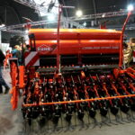 XXIV Międzynarodowe Targi Techniki Rolniczej AGROTECH. Siewnik mechaniczny nabudowany na maszynie uprawowej / Marzena Mąkosa / Radio Kielce