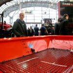 XXIV Międzynarodowe Targi Techniki Rolniczej AGROTECH. Rozsiewacz nawozów / Marzena Mąkosa / Radio Kielce