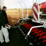 Ruszyły Targi Agrotech. Kombinacja uprawowo - siewna i siewnik nabudowany / Marzena Mąkosa / Radio Kielce