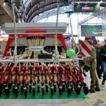 Ruszyły Targi Agrotech. Siewnik pneumatyczny / Marzena Mąkosa / Radio Kielce