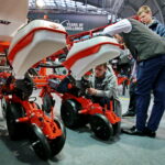 Ruszyły Targi Agrotech. Siewnik punktowy / Marzena Mąkosa / Radio Kielce