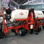 Ruszyły Targi Agrotech. Siewnik punktowy / Marzena Mąkosa / Radio Kielce