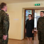 Ksiądz ppłk Grzegorz Kamiński kapelanem 10. Świętokrzyskiej Brygady Obrony Terytorialnej. Na zdjęciu: Agata Wojtyszek - wojewoda świętokrzyski i płk Artur Barański / Marzena Mąkosa / Radio Kielce