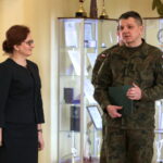 Ksiądz ppłk Grzegorz Kamiński kapelanem 10. Świętokrzyskiej Brygady Obrony Terytorialnej. Na zdjęciu: Agata Wojtyszek - wojewoda świętokrzyski i płk Artur Barański / Marzena Mąkosa / Radio Kielce