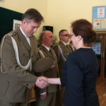 Ksiądz ppłk Grzegorz Kamiński kapelanem 10. Świętokrzyskiej Brygady Obrony Terytorialnej. Na zdjęciu: ksiądz ppłk Grzegorz Kamiński i Agata Wojtyszek - wojewoda świętokrzyski / Marzena Mąkosa / Radio Kielce