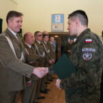 Ksiądz ppłk Grzegorz Kamiński kapelanem 10. Świętokrzyskiej Brygady Obrony Terytorialnej. Na zdjęciu: ksiądz ppłk Grzegorz Kamiński i płk Artur Barański / Marzena Mąkosa / Radio Kielce