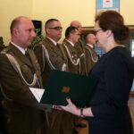 Ksiądz ppłk Grzegorz Kamiński kapelanem 10. Świętokrzyskiej Brygady Obrony Terytorialnej. Po prawej wojewoda świętokrzyski Agata Wojtyszek / Marzena Mąkosa / Radio Kielce