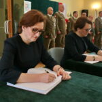 Ksiądz ppłk Grzegorz Kamiński kapelanem 10. Świętokrzyskiej Brygady Obrony Terytorialnej. Wpisu do księgi pamiątkowej dokonuje Agata Wojtyszek - wojewoda świętokrzyski / Marzena Mąkosa / Radio Kielce