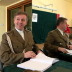 Ksiądz ppłk Grzegorz Kamiński kapelanem 10. Świętokrzyskiej Brygady Obrony Terytorialnej. Ksiądz ppłk Grzegorz Kamiński dokonuje wpisu do księgi pamiątkowej / Marzena Mąkosa / Radio Kielce