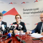 Konferencja nt. funduszy przyznanych dla województwa świętokrzyskiego w ramach rządowego programu wsparcia lokalnej infrastruktury drogowej. Na zdjeciu: Krzysztof Słoń - senator RP, Agata Wojtyszek - wojewoda świętokrzyski i Jacek Sułek - dyrektor Wydziału Infrastruktury i Rozwoju Świętokrzyskiego Urzędu Wojewódzkiego w Kielcach / Marzena Mąkosa / Radio Kielce