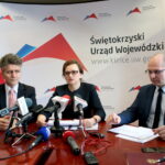 Konferencja nt. funduszy przyznanych dla województwa świętokrzyskiego w ramach rządowego programu wsparcia lokalnej infrastruktury drogowej. Na zdjeciu: Krzysztof Słoń - senator RP, Agata Wojtyszek - wojewoda świętokrzyski i Jacek Sułek - dyrektor Wydziału Infrastruktury i Rozwoju Świętokrzyskiego Urzędu Wojewódzkiego w Kielcach / Marzena Mąkosa / Radio Kielce