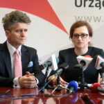 Konferencja nt. funduszy przyznanych dla województwa świętokrzyskiego w ramach rządowego programu wsparcia lokalnej infrastruktury drogowej. Na zdjeciu: Krzysztof Słoń - senator RP, Agata Wojtyszek - wojewoda świętokrzyski / Marzena Mąkosa / Radio Kielce