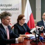 Konferencja nt. funduszy przyznanych dla województwa świętokrzyskiego w ramach rządowego programu wsparcia lokalnej infrastruktury drogowej. Na zdjeciu: Krzysztof Słoń - senator RP, Agata Wojtyszek - wojewoda świętokrzyski i Jacek Sułek - dyrektor Wydziału Infrastruktury i Rozwoju Świętokrzyskiego Urzędu Wojewódzkiego w Kielcach / Marzena Mąkosa / Radio Kielce