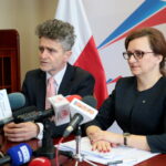 Konferencja nt. funduszy przyznanych dla województwa świętokrzyskiego w ramach rządowego programu wsparcia lokalnej infrastruktury drogowej. Na zdjeciu: Krzysztof Słoń - senator RP, Agata Wojtyszek - wojewoda świętokrzyski / Marzena Mąkosa / Radio Kielce