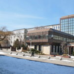 Ulica Leśna. Dawny budynek  Uniwersytetu Jana Kochanowskiego oraz budynek ZUS'u / Marzena Mąkosa / Radio Kielce