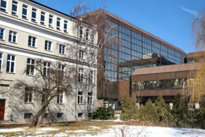 Ulica Leśna. Dawny budynek Uniwersytetu Jana Kochanowskiego oraz budynek ZUS'u / Marzena Mąkosa / Radio Kielce