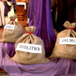 Droga Krzyżowa z kościoła Niepokalanego Serca Najświętszej Maryi Panny przy ulicy Urzędniczej do klasztoru na Karczówce / Marzena Mąkosa / Radio Kielce