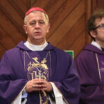 Droga Krzyżowa z kościoła Niepokalanego Serca Najświętszej Maryi Panny przy ulicy Urzędniczej do klasztoru na Karczówce. Na zdjęciu bikskup Jan Piotrowski / Marzena Mąkosa / Radio Kielce