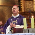 Droga Krzyżowa z kościoła Niepokalanego Serca Najświętszej Maryi Panny przy ulicy Urzędniczej do klasztoru na Karczówce. Na zdjęciu bikskup Jan Piotrowski / Marzena Mąkosa / Radio Kielce