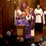 Droga Krzyżowa z kościoła Niepokalanego Serca Najświętszej Maryi Panny przy ulicy Urzędniczej do klasztoru na Karczówce / Marzena Mąkosa / Radio Kielce