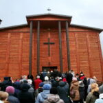 Droga Krzyżowa z kościoła Niepokalanego Serca Najświętszej Maryi Panny przy ulicy Urzędniczej do klasztoru na Karczówce / Marzena Mąkosa / Radio Kielce