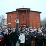 Droga Krzyżowa z kościoła Niepokalanego Serca Najświętszej Maryi Panny przy ulicy Urzędniczej do klasztoru na Karczówce / Marzena Mąkosa / Radio Kielce