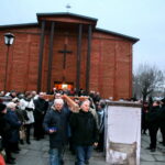 Droga Krzyżowa z kościoła Niepokalanego Serca Najświętszej Maryi Panny przy ulicy Urzędniczej do klasztoru na Karczówce / Marzena Mąkosa / Radio Kielce