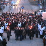 Droga Krzyżowa z kościoła Niepokalanego Serca Najświętszej Maryi Panny przy ulicy Urzędniczej do klasztoru na Karczówce / Marzena Mąkosa / Radio Kielce