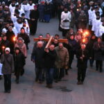 Droga Krzyżowa z kościoła Niepokalanego Serca Najświętszej Maryi Panny przy ulicy Urzędniczej do klasztoru na Karczówce / Marzena Mąkosa / Radio Kielce