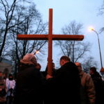 Droga Krzyżowa z kościoła Niepokalanego Serca Najświętszej Maryi Panny przy ulicy Urzędniczej do klasztoru na Karczówce / Marzena Mąkosa / Radio Kielce