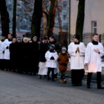 Droga Krzyżowa z kościoła Niepokalanego Serca Najświętszej Maryi Panny przy ulicy Urzędniczej do klasztoru na Karczówce / Marzena Mąkosa / Radio Kielce