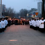 Droga Krzyżowa z kościoła Niepokalanego Serca Najświętszej Maryi Panny przy ulicy Urzędniczej do klasztoru na Karczówce / Marzena Mąkosa / Radio Kielce