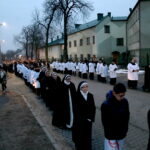 Droga Krzyżowa z kościoła Niepokalanego Serca Najświętszej Maryi Panny przy ulicy Urzędniczej do klasztoru na Karczówce / Marzena Mąkosa / Radio Kielce