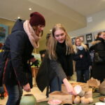 Wielkanocna giełda prac uczniowskich w kieleckim Plastyku / Marzena Mąkosa / Radio Kielce