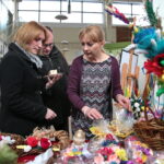 Wielkanocna giełda prac uczniowskich w kieleckim Plastyku / Marzena Mąkosa / Radio Kielce