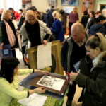 Wielkanocna giełda prac uczniowskich w kieleckim Plastyku / Marzena Mąkosa / Radio Kielce