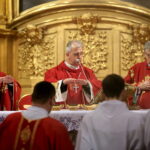 Światowe Dni Młodzieży na szczeblu diecezjalnym. Msza święta w Bazylice Katedralnej. Na zdjęciu: biskup Marian Florczyk, biskup Jan Piotrowski i biskup Andrzej Kaleta  / Marzena Mąkosa / Radio Kielce