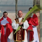 Niedziela Palmowa w Bazylice Katedralnej. Na zdjęciu: biskup Jan Piotrowski / Marzena Mąkosa / Radio Kielce