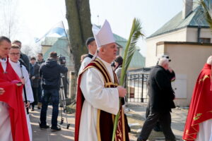 Niedziela Palmowa w Bazylice Katedralnej. Na zdjęciu: biskup Jan Piotrowski / Marzena Mąkosa / Radio Kielce