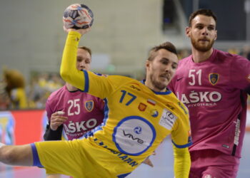 12. kolejka Ligi Mistrzów: PGE Vive Kielce - Celje Pivovarna Lasko. Z piłką Manuel Strlek / Marzena Mąkosa / Radio Kielce